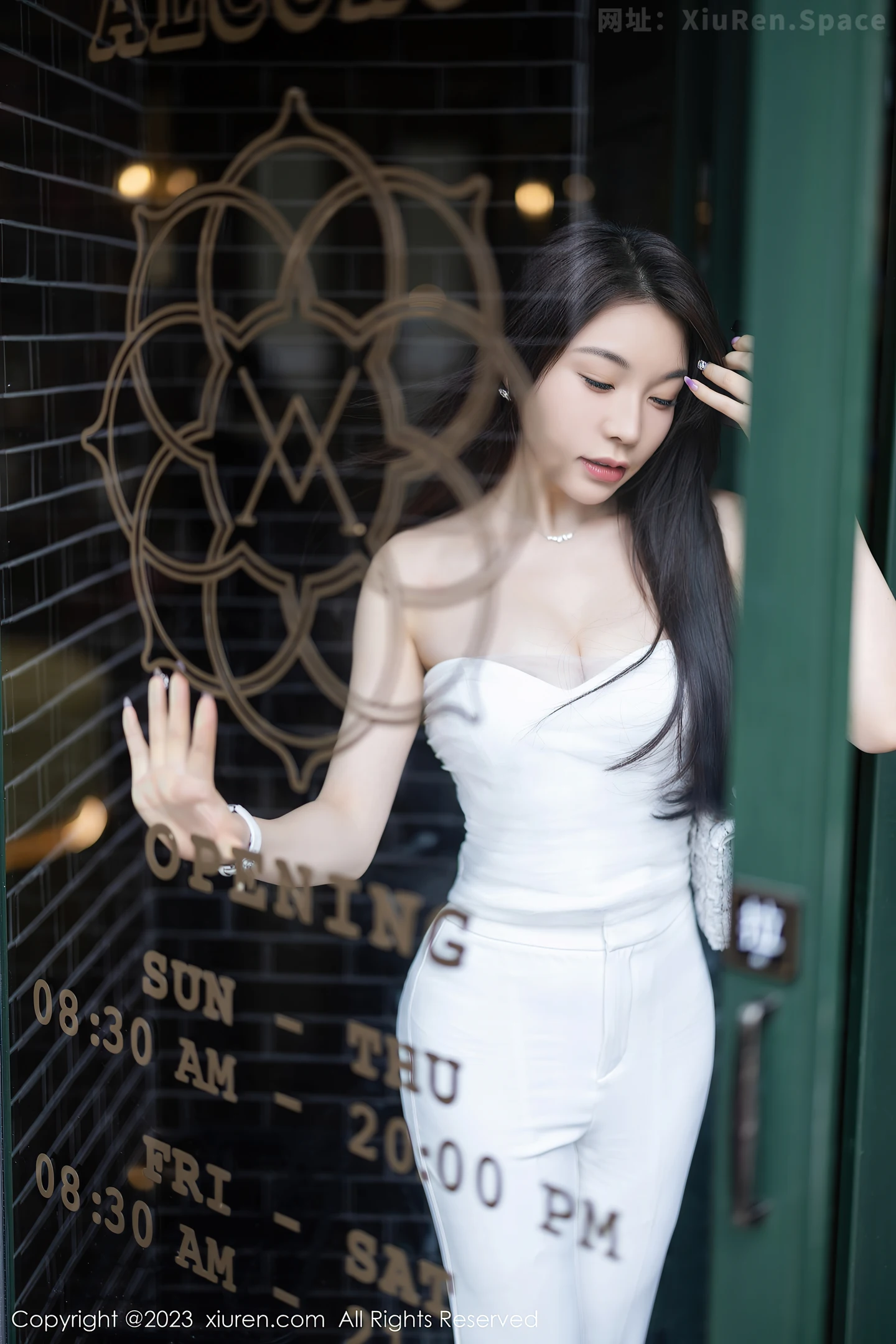 图片[4]-[XiuRen秀人网]2023.04.24 NO.6628 徐莉芝Booty 白色紧身抹胸上衣加白色丝袜美腿性感私房写真集-秀人网官方网站